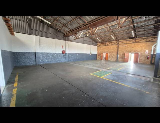 329M² WAREHOUSE TO LET IN APEX